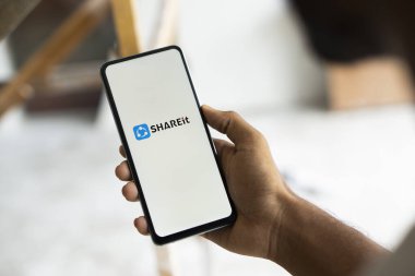 Dhaka, Bangladeş - 07 Sep 2024: Shareit logosu akıllı telefonda sergilenmektedir. ShAREit internet ya da Bluetooth olmadan dosya gönderir.