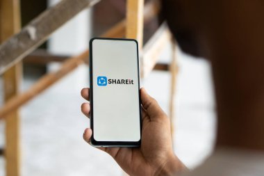 Dhaka, Bangladeş - 07 Sep 2024: Shareit logosu akıllı telefonda sergilenmektedir. ShAREit internet ya da Bluetooth olmadan dosya gönderir.