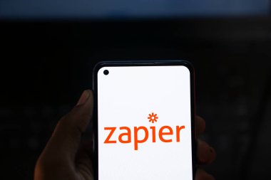 Dhaka, Bangladeş - 07 Sep 2024: Zapier logosu akıllı telefonda sergilenmektedir. Zapier, web uygulamaları arasındaki iş akışlarının otomatik hale getirilmesine yardımcı olan bir şirkettir..