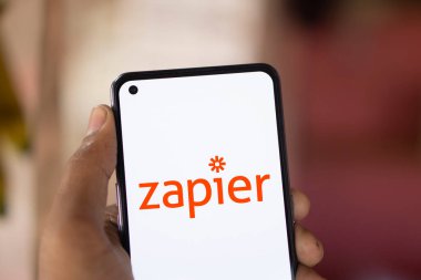 Dhaka, Bangladeş - 07 Sep 2024: Zapier logosu akıllı telefonda sergilenmektedir. Zapier, web uygulamaları arasındaki iş akışlarının otomatik hale getirilmesine yardımcı olan bir şirkettir..