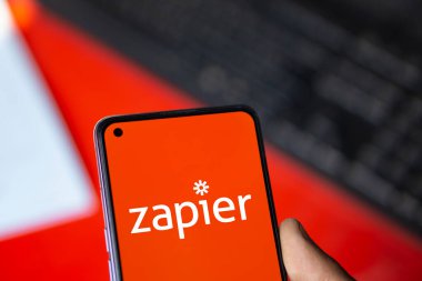 Dhaka, Bangladeş - 07 Sep 2024: Zapier logosu akıllı telefonda sergilenmektedir. Zapier, web uygulamaları arasındaki iş akışlarının otomatik hale getirilmesine yardımcı olan bir şirkettir..