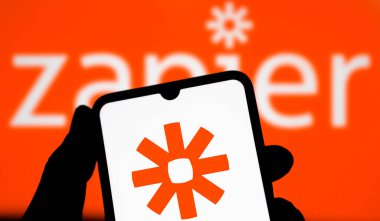 Dhaka, Bangladeş - 07 Sep 2024: Zapier logosu akıllı telefonda sergilenmektedir. Zapier, web uygulamaları arasındaki iş akışlarının otomatik hale getirilmesine yardımcı olan bir şirkettir..