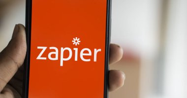 Dhaka, Bangladeş - 07 Sep 2024: Zapier logosu akıllı telefonda sergilenmektedir. Zapier, web uygulamaları arasındaki iş akışlarının otomatik hale getirilmesine yardımcı olan bir şirkettir..