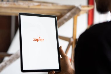 Dhaka, Bangladeş - 07 Sep 2024: Zapier logosu iPad 'de sergilenmektedir. Zapier, web uygulamaları arasındaki iş akışlarının otomatik hale getirilmesine yardımcı olan bir şirkettir..