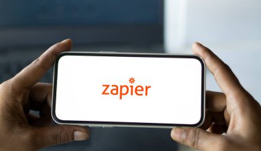 Dhaka, Bangladeş - 07 Sep 2024: Zapier logosu akıllı telefonda sergilenmektedir. Zapier, web uygulamaları arasındaki iş akışlarının otomatik hale getirilmesine yardımcı olan bir şirkettir..