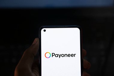 Dhaka, Bangladeş - 07 Sep 2024: Payonez logosu akıllı telefonda sergilenmektedir. Herkes çevrimiçi para transferi, dijital ödemeler ve iş sermaye hizmetleri sunar.