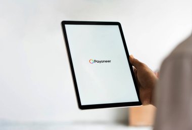 Dhaka, Bangladeş - 07 Sep 2024: Payonez logosu iPad 'de gösteriliyor. Herkes çevrimiçi para transferi, dijital ödemeler ve iş sermaye hizmetleri sunar.