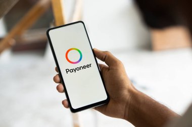 Dhaka, Bangladeş - 07 Sep 2024: Payonez logosu akıllı telefonda sergilenmektedir. Herkes çevrimiçi para transferi, dijital ödemeler ve iş sermaye hizmetleri sunar.