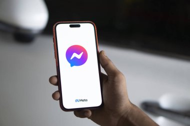 Dhaka, Bangladeş - 07 sep 2024: Facebook Messenger logosu akıllı telefonda sergileniyor.