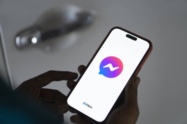 Dhaka, Bangladeş - 07 sep 2024: Facebook Messenger logosu akıllı telefonda sergileniyor.