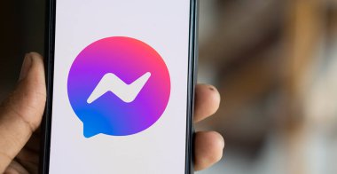 Dhaka, Bangladeş - 07 sep 2024: Facebook Messenger logosu akıllı telefonda sergileniyor.