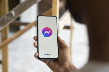 Dhaka, Bangladeş - 07 sep 2024: Facebook Messenger logosu akıllı telefonda sergileniyor.