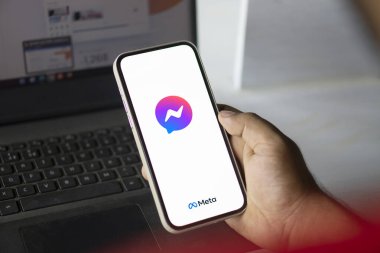 Dhaka, Bangladeş - 07 sep 2024: Facebook Messenger logosu akıllı telefonda sergileniyor.