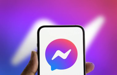 Dhaka, Bangladeş - 07 sep 2024: Facebook Messenger logosu akıllı telefonda sergileniyor.