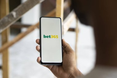 Dhaka, Bangladeş - 07 Sep 2024: Bet365 logosu ob smartphone sergilenmektedir.