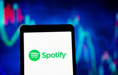 Dhaka, Bangladeş - 08 Sep 2024: Spotify logosu akıllı telefonda gösteriliyor.