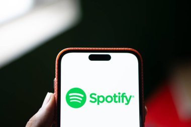 Dhaka, Bangladeş - 08 Sep 2024: Spotify logosu akıllı telefonda gösteriliyor.
