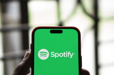 Dhaka, Bangladeş - 08 Sep 2024: Spotify logosu akıllı telefonda gösteriliyor.