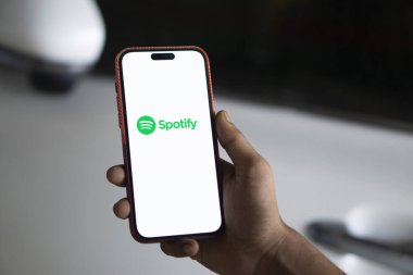 Dhaka, Bangladeş - 08 Sep 2024: Spotify logosu akıllı telefonda gösteriliyor.