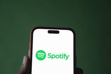 Dhaka, Bangladeş - 08 Sep 2024: Spotify logosu akıllı telefonda gösteriliyor.