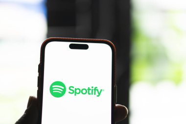 Dhaka, Bangladeş - 08 Sep 2024: Spotify logosu akıllı telefonda gösteriliyor.