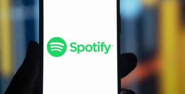 Dhaka, Bangladeş - 08 Sep 2024: Spotify logosu akıllı telefonda gösteriliyor.