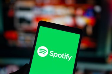 Dhaka, Bangladeş - 08 Sep 2024: Spotify logosu akıllı telefonda gösteriliyor.