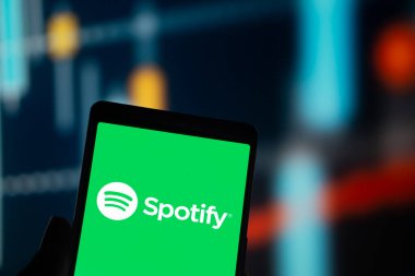Dhaka, Bangladeş - 08 Sep 2024: Spotify logosu akıllı telefonda gösteriliyor.