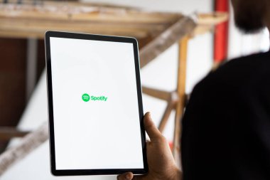 Dhaka, Bangladeş - 08 Sep 2024: Spotify logosu iPad 'de gösteriliyor.