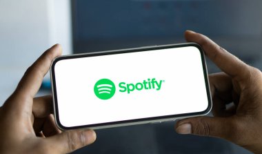 Dhaka, Bangladeş - 08 Sep 2024: Spotify logosu akıllı telefonda gösteriliyor.