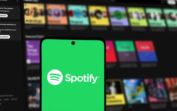 Dhaka, Bangladeş - 08 Sep 2024: Spotify logosu akıllı telefonda gösteriliyor.