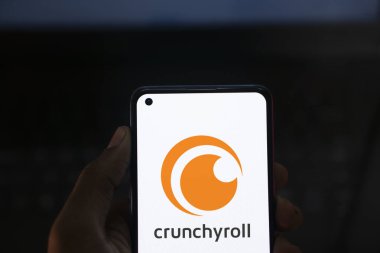 Dhaka, Bangladeş - 08 Sep 2024: Crunchyroll logosu akıllı telefonda gösterilir. Çıtır çıtır akarsu anime ve diğer Japon içerikleri.