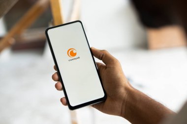 Dhaka, Bangladeş - 08 Sep 2024: Crunchyroll logosu akıllı telefonda gösterilir. Çıtır çıtır akarsu anime ve diğer Japon içerikleri.