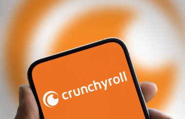 Dhaka, Bangladeş - 08 Sep 2024: Crunchyroll logosu akıllı telefonda gösterilir. Çıtır çıtır akarsu anime ve diğer Japon içerikleri.