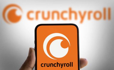 Dhaka, Bangladeş - 08 Sep 2024: Crunchyroll logosu akıllı telefonda gösterilir. Çıtır çıtır akarsu anime ve diğer Japon içerikleri.