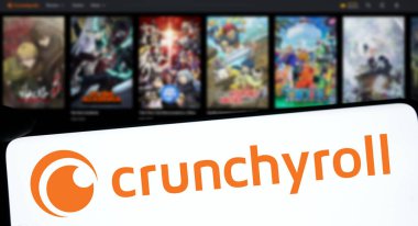 Dhaka, Bangladeş - 08 Sep 2024: Crunchyroll logosu akıllı telefonda gösterilir. Çıtır çıtır akarsu anime ve diğer Japon içerikleri.