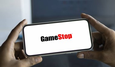 Dhaka, Bangladeş - 09 Sep 2024: GameStop logosu akıllı telefonda gösteriliyor. GameStop, ABD 'de faaliyet gösteren bir bilgisayar oyunu perakendecisi..