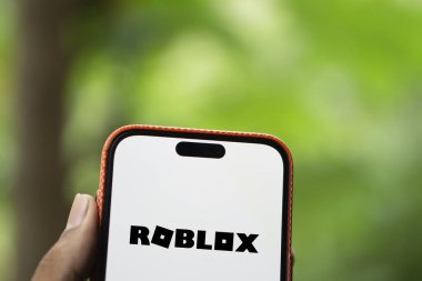 Dhaka, Bangladeş - 09 Sep 2024: Roblox logosu akıllı telefonda sergileniyor.