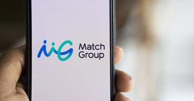 Dhaka, Bangladeş - 9 Eylül 2024: Eşleştirme Grubu logosu akıllı telefonda gösteriliyor.