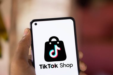 Dhaka, Bangladeş - 10 Sep 2024: Tiktok Shop logosu akıllı telefonda sergilenmektedir. TikTok Shop video sunucu servisi TikTok 'un bir e-ticaret özelliğidir.