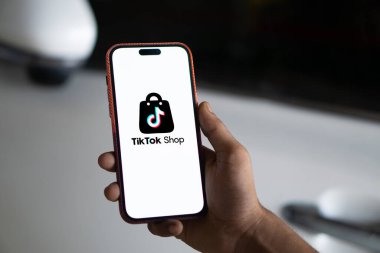 Dhaka, Bangladeş - 10 Sep 2024: Tiktok Shop logosu akıllı telefonda sergilenmektedir. TikTok Shop video sunucu servisi TikTok 'un bir e-ticaret özelliğidir.