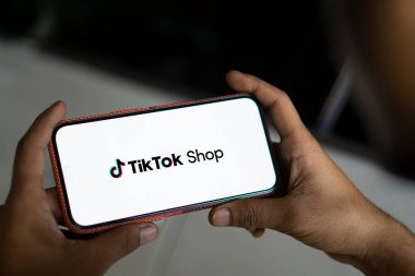 Dhaka, Bangladeş - 10 Sep 2024: Tiktok Shop logosu akıllı telefonda sergilenmektedir. TikTok Shop video sunucu servisi TikTok 'un bir e-ticaret özelliğidir.