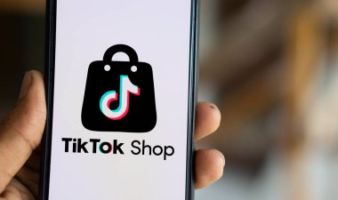 Dhaka, Bangladeş - 10 Sep 2024: Tiktok Shop logosu akıllı telefonda sergilenmektedir. TikTok Shop video sunucu servisi TikTok 'un bir e-ticaret özelliğidir.