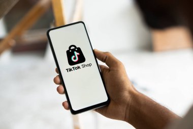Dhaka, Bangladeş - 10 Sep 2024: Tiktok Shop logosu akıllı telefonda sergilenmektedir. TikTok Shop video sunucu servisi TikTok 'un bir e-ticaret özelliğidir.