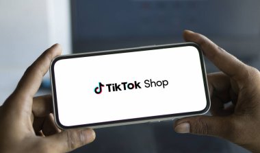 Dhaka, Bangladeş - 10 Sep 2024: Tiktok Shop logosu akıllı telefonda sergilenmektedir. TikTok Shop video sunucu servisi TikTok 'un bir e-ticaret özelliğidir.