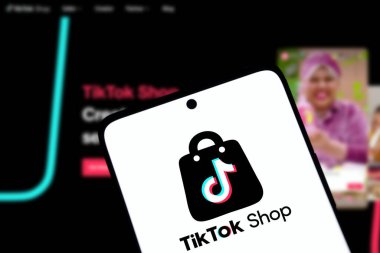 Dhaka, Bangladeş - 10 Sep 2024: Tiktok Shop logosu akıllı telefonda sergilenmektedir. TikTok Shop video sunucu servisi TikTok 'un bir e-ticaret özelliğidir.