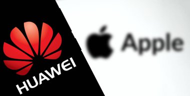 Dhaka, Bangladeş - Huawei logosu arka planda akıllı telefon ve Apple logosu sergileniyor.