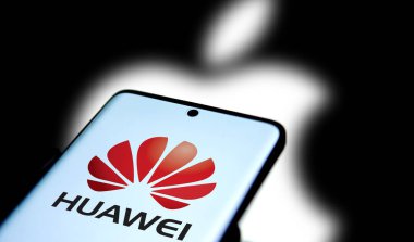 Dhaka, Bangladeş - Huawei logosu arka planda akıllı telefon ve Apple logosu sergileniyor.