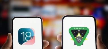 Dhaka, Bangladeş - 10 Sep 2024: Apple ios 18 ve Android 15 logosu akıllı telefonda sergileniyor.