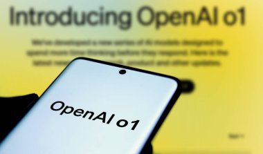 Dhaka, Bangladeş - 13 Sep 2024: OpenAI o1 logosu akıllı telefonda gösteriliyor.